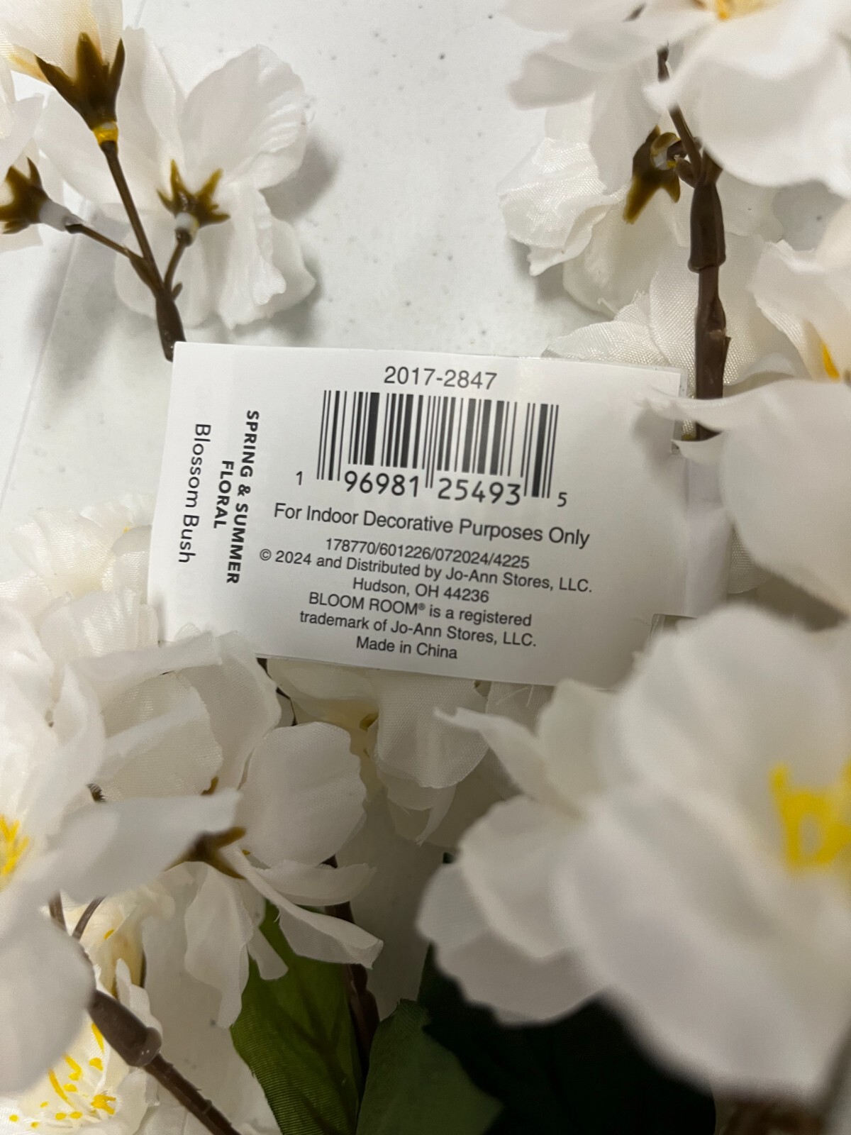 Silk Flowers. 2 Bundles. White. 24″Length . High Quality. Very Realistic. New.