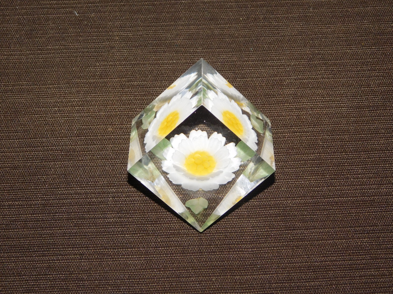 VINTAGE DAISY FLOWER IN PLASTIC 1 1/2″ X 1 1/2″
