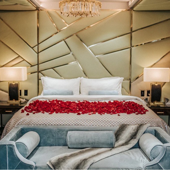 Valentines Day! Bed of Roses 100 Faux Rose Petals with 4 LED tea lights