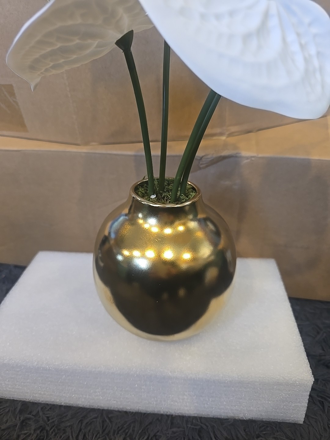 13065 Tabletop Arrangement Gold Vase With Beautiful White Lilly artificial New