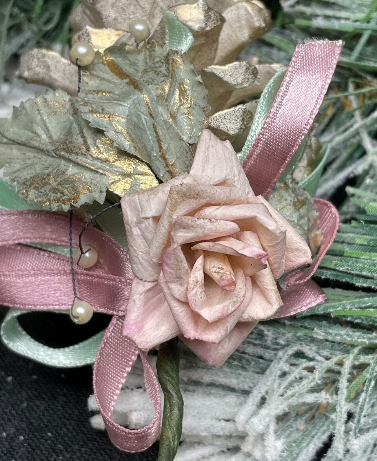 EUC S/6 Gold & White Pine Cones w/Pink Silk Roses, Pink/Green Ribbon, 7 1/2″ L