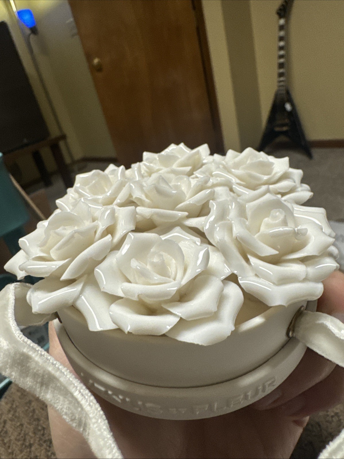 RARE Venus et Fleur Maison Collection All-Porcelain Rose Cluster – 7 White Roses