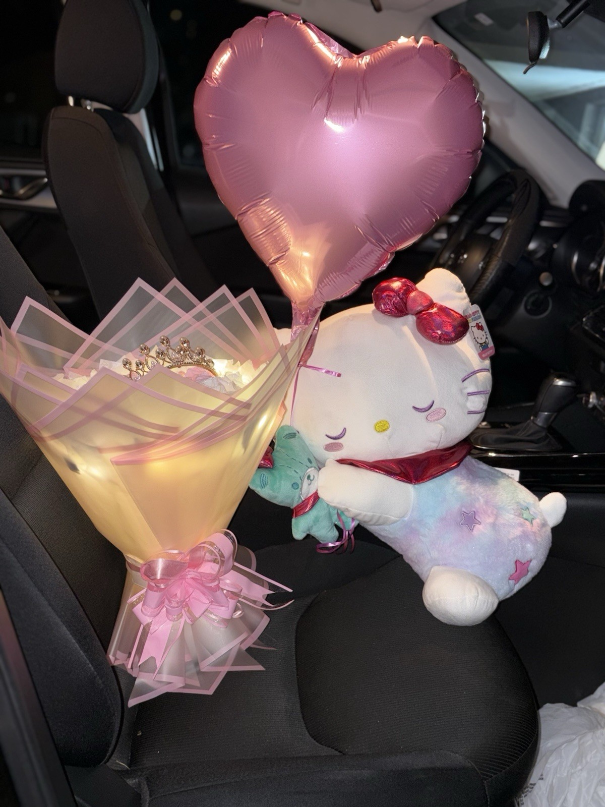 Romantic Hello Kitty Gift Set with Heart Balloon & Lighted Bouquet
