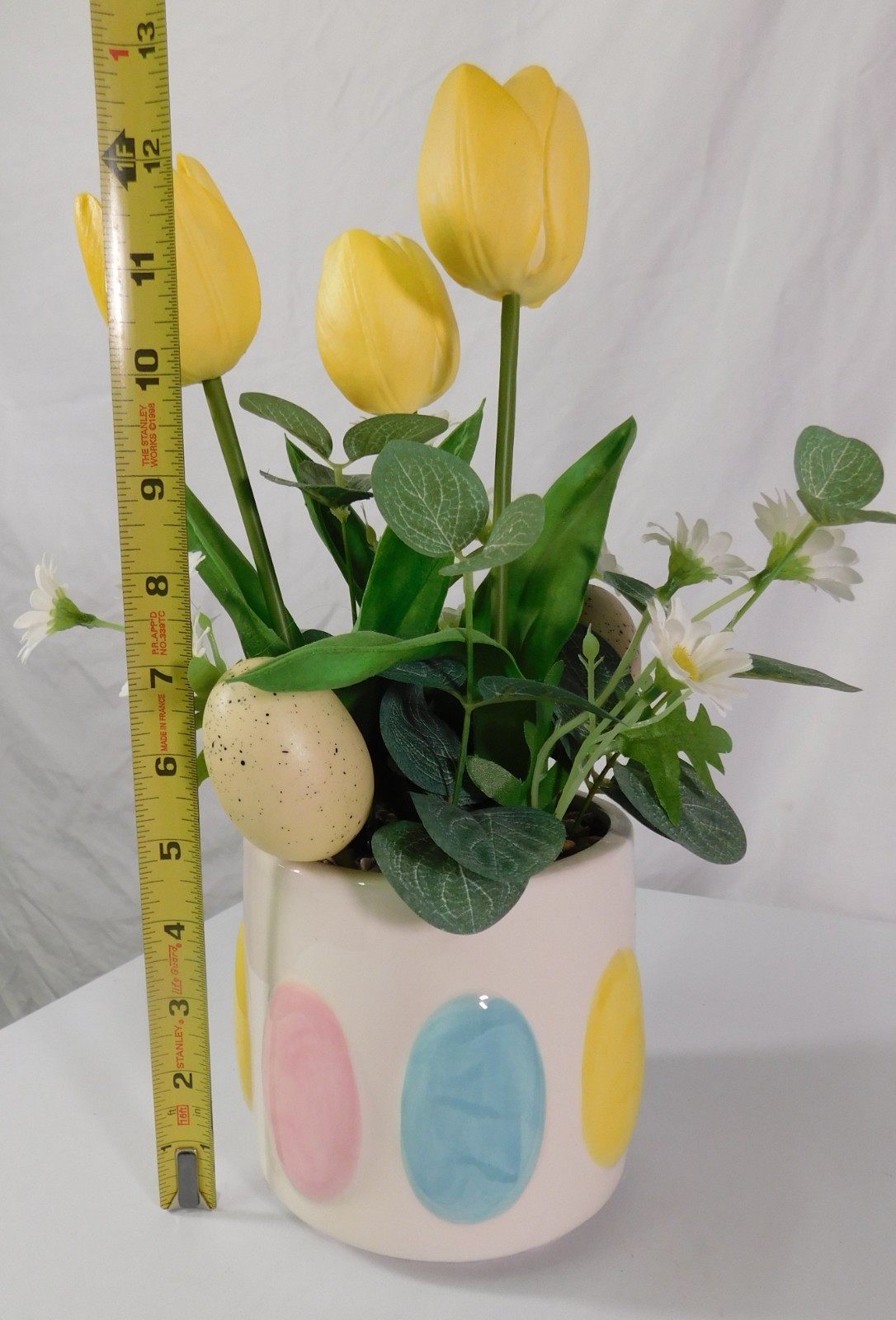 CERAMIC EASTER EGG PLANTER/VASE W/ARTIFICIAL ARRANGEMENT OF YELLOW TULIPS/DAISY