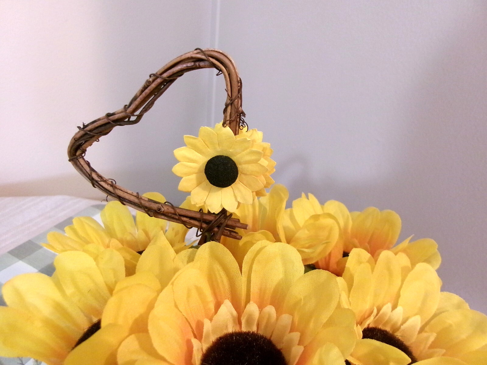Sunflower Arrangement Centerpiece Country Decoration Heart Floral Accent New USA