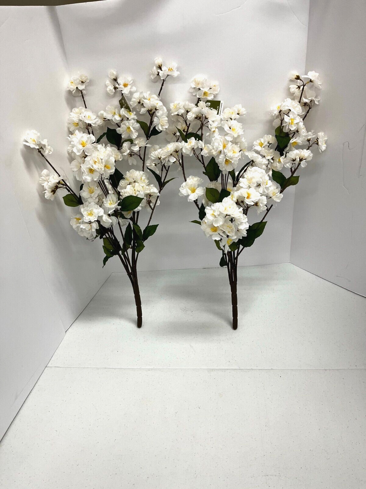 Silk Flowers. 2 Bundles. White. 24″Length . High Quality. Very Realistic. New.