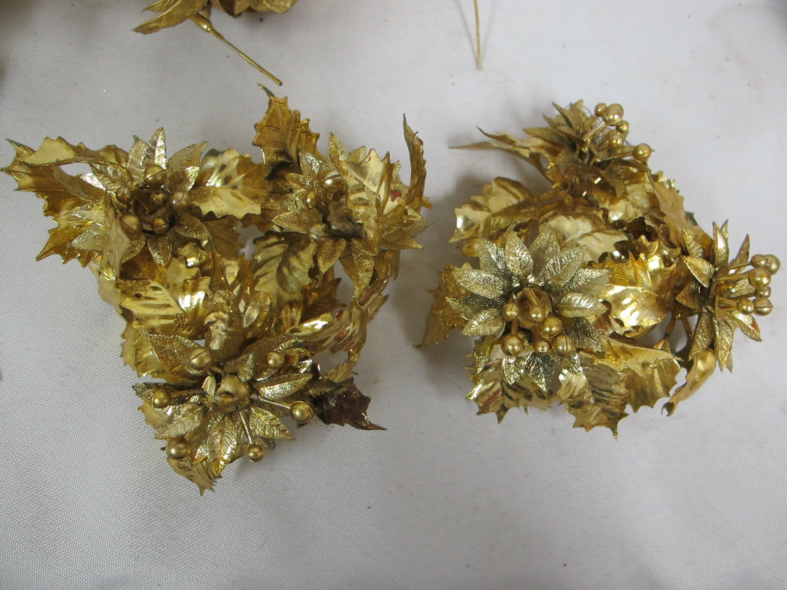 VINTAGE ARTIFICIAL PLASTIC FLOWERS GOLD ROSES- POINTSETTIA – CANDLE RINGS 11 PCS
