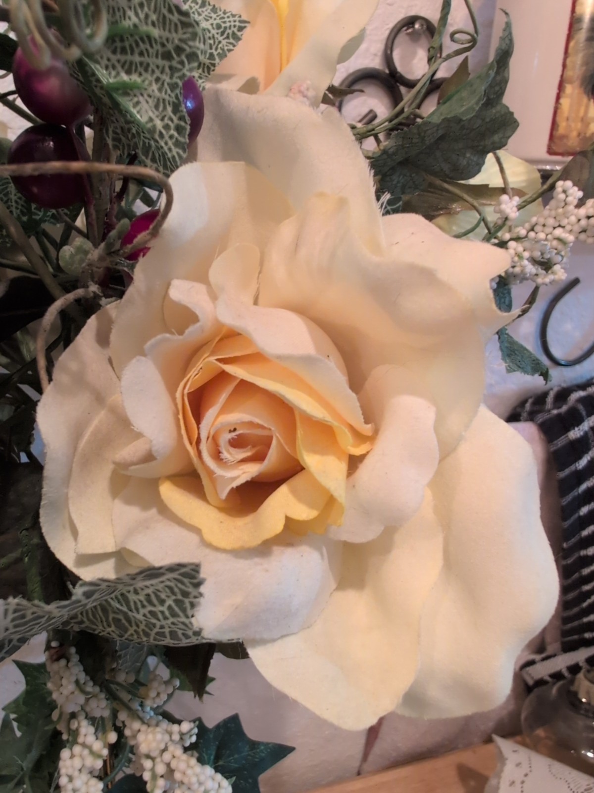 Vtg Artificial Rose & Ivy Vine Flower Arrangement/Brass Toned Metal Stand 20×10