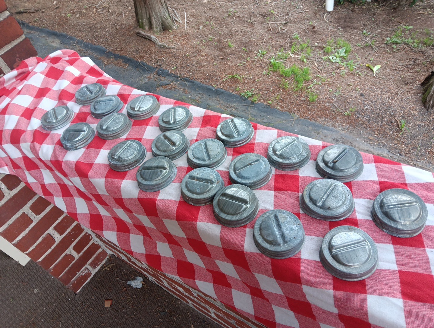 VINTAGE LOT OF 20 MASON JAR LIDS ZINC BAIL TOP CANNING FRUIT BALL ATLAS ??