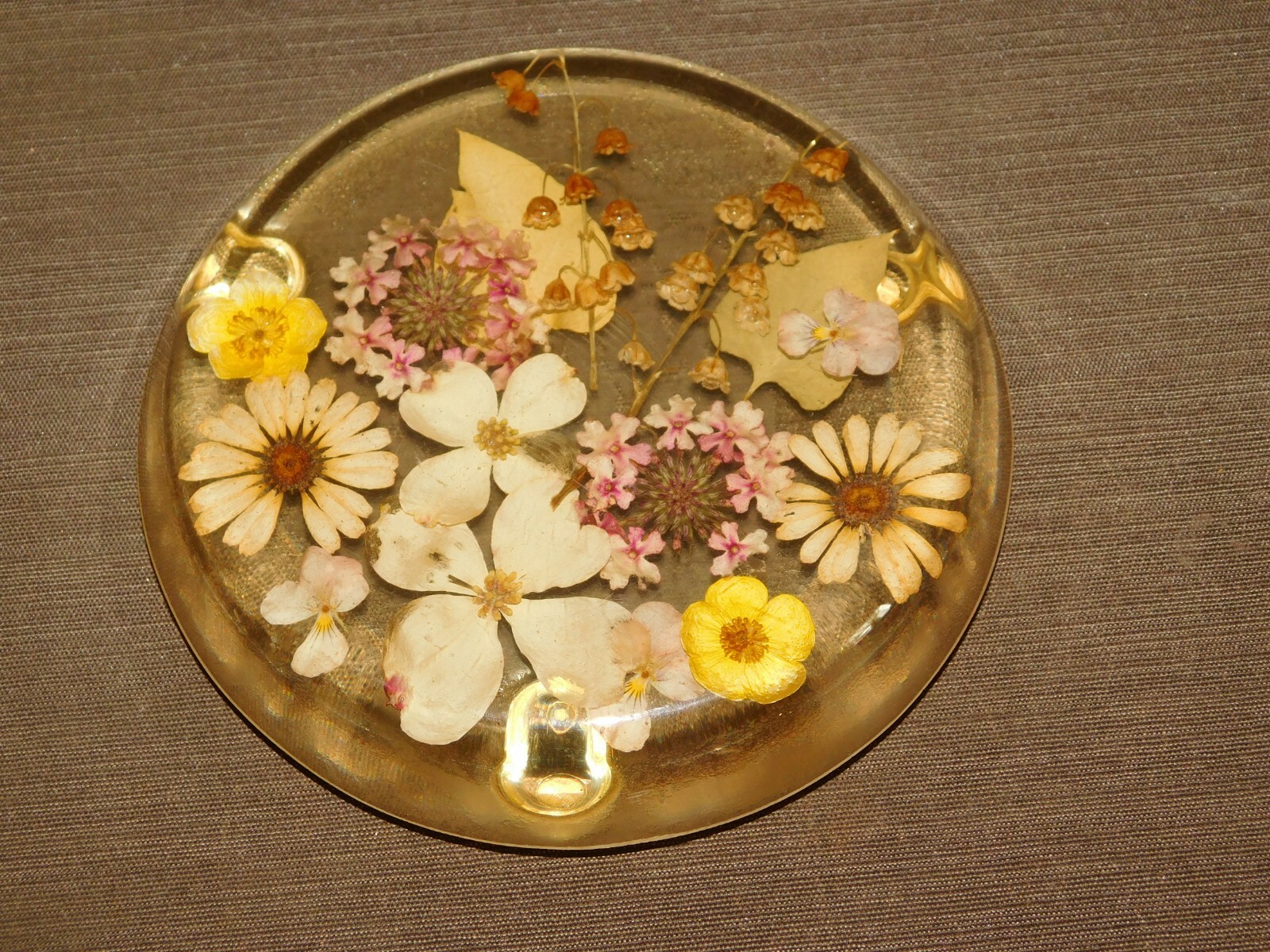 VINTAGE KITCHEN 6 1/2″ DRIED FLOWERS STEMS LEAVES CANDLE HOLDER LUCITE TRIVET