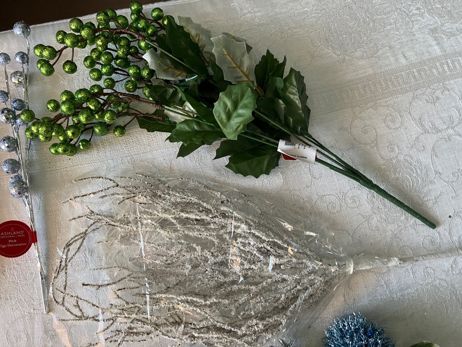 FANTASTIC LOT OF 22 PIECES OF FLORAL DECOR FOR THE HOLIDAY SEASON.