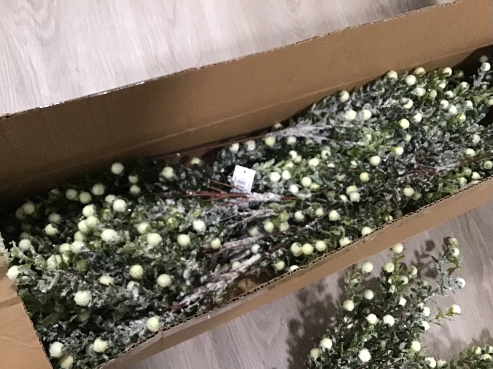 NEW Christmas Faux Glitter Berry Floral 20” Stems 21 Pcs Green White Berries
