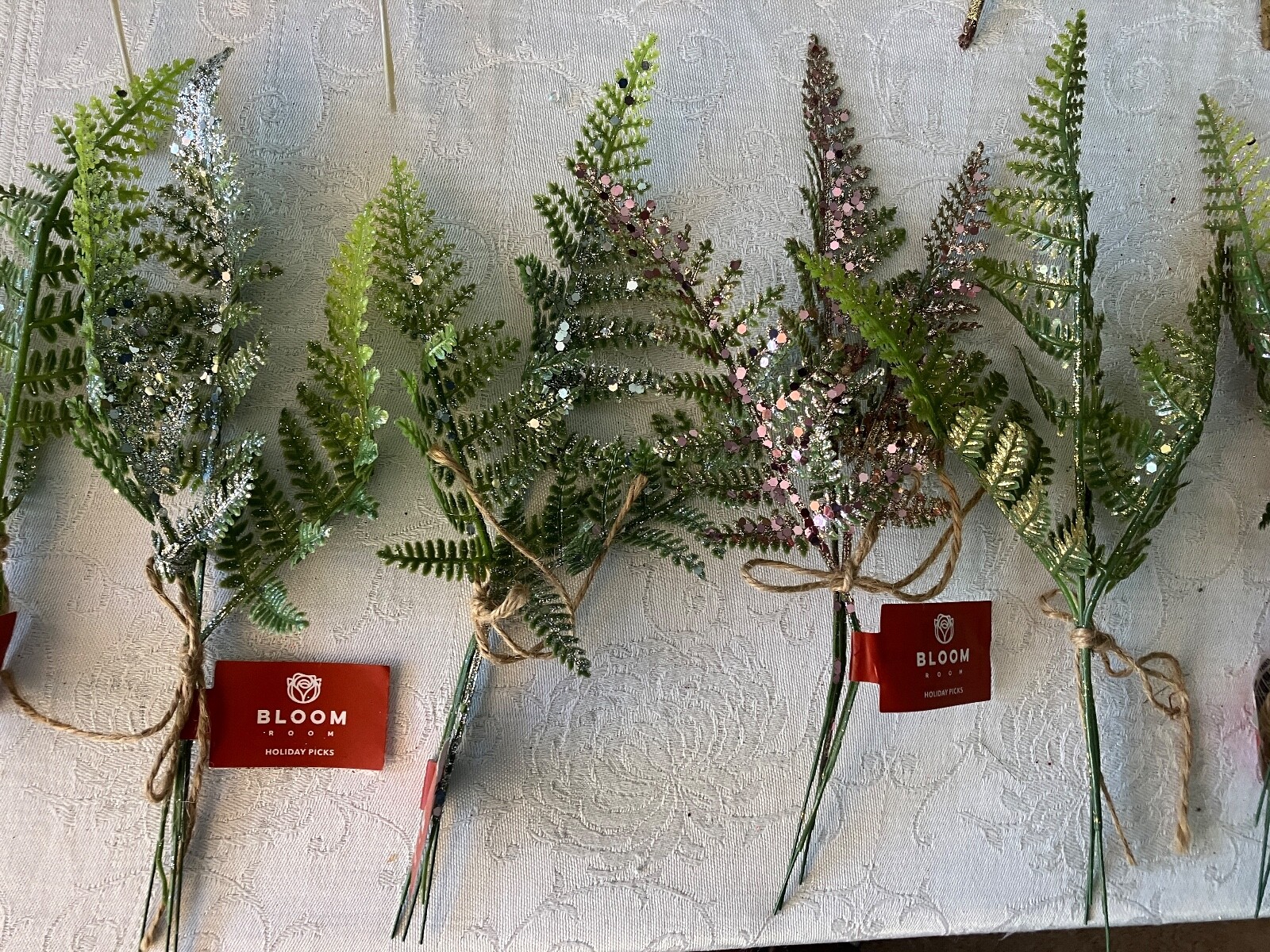 UNBELIEVABLE LOT OF 28 PIECES OF FLORAL DECOR FOR THE HOLIDAY SEASON.