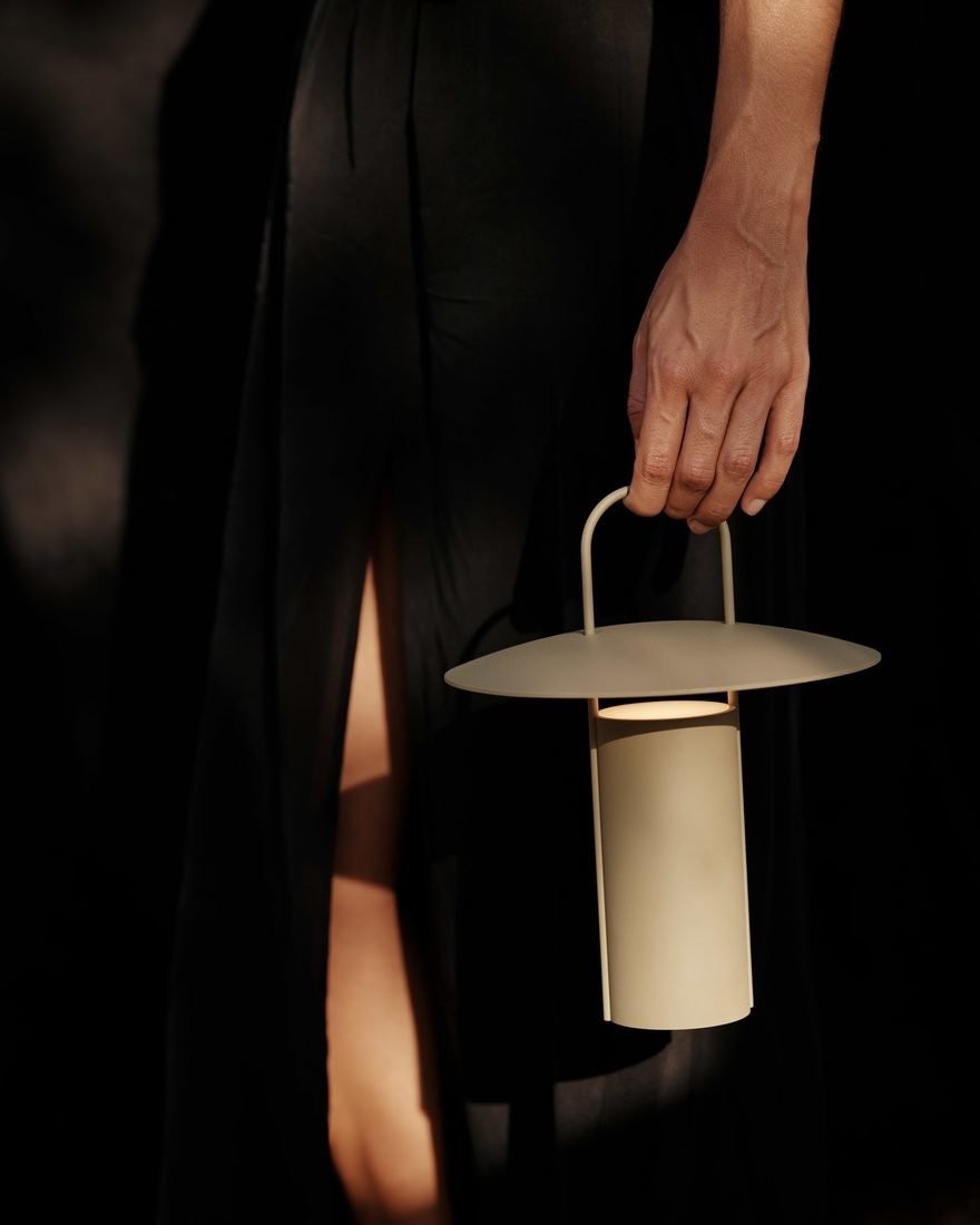 Modern Portable “Ray Lamp” – Minimalist LED Table Lamp | Indoor & Outdoor Lighti