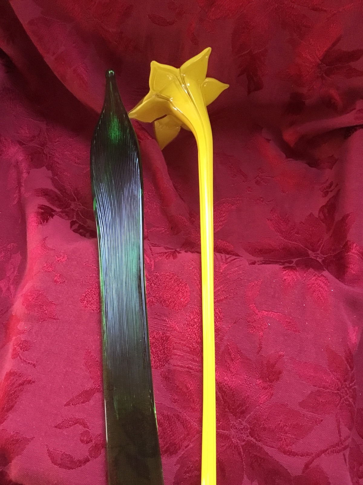 FLAWLESS Exquisite ART GLASS Pair TALL Yellow DAFFODIL & Green FERN LEAF 19″