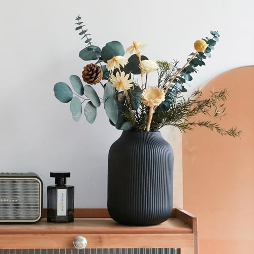Ceramic Vase with Grooves – Waterproof Flower Vase in Matte for Fresh Black