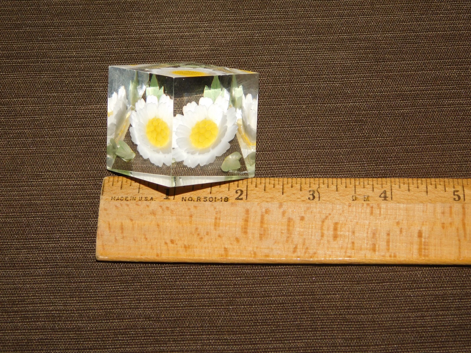 VINTAGE DAISY FLOWER IN PLASTIC 1 1/2″ X 1 1/2″