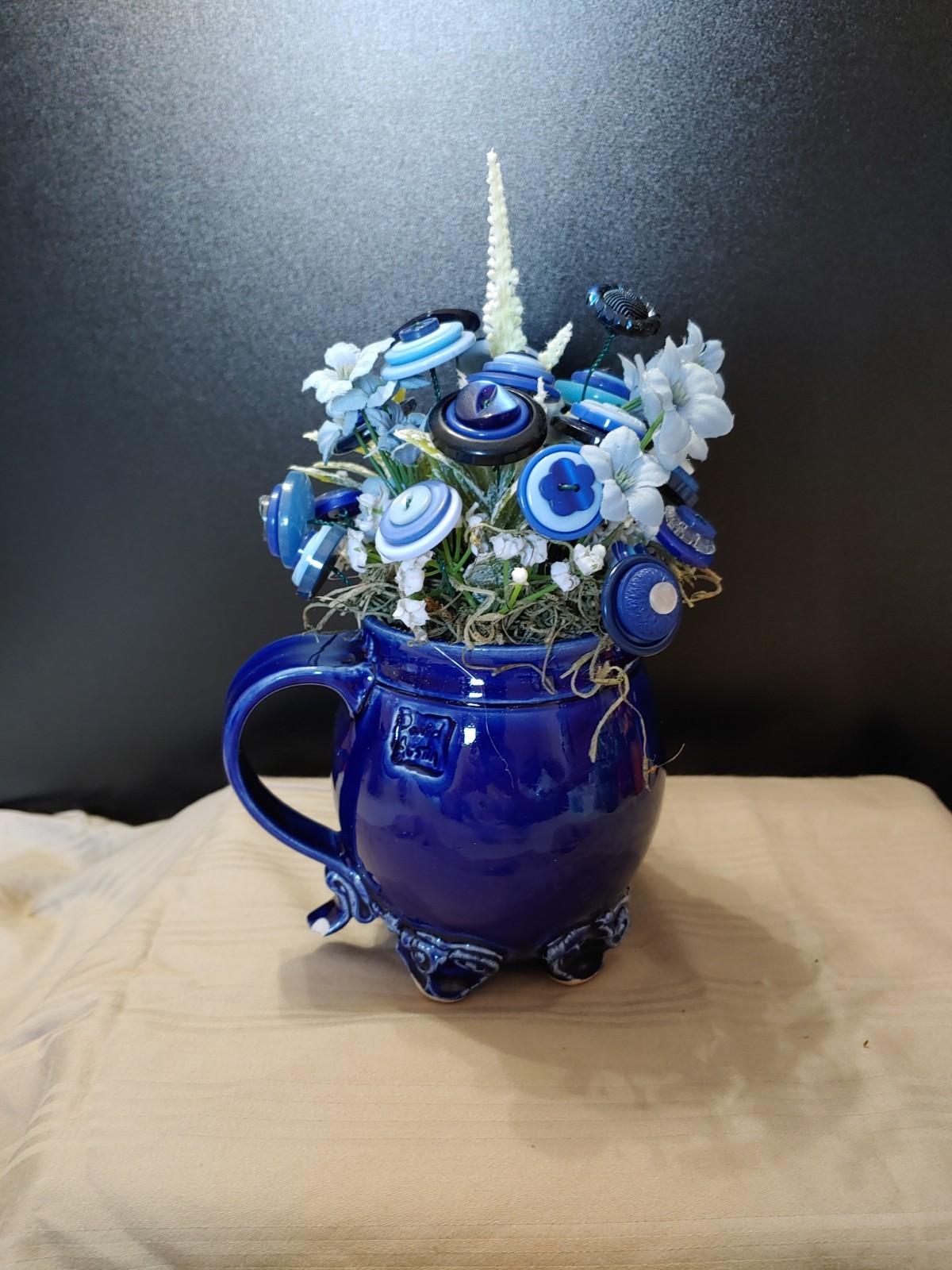 blue and white button bouquet in David Austin Coffee Mug. tiny chips-see pics