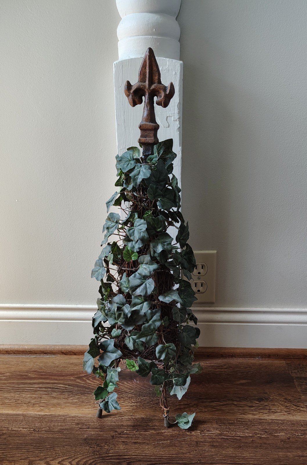 Faux Ivy Pyramid Topiary With Decorative Iron Fleur-de-Lis Finial ~ 22″ High