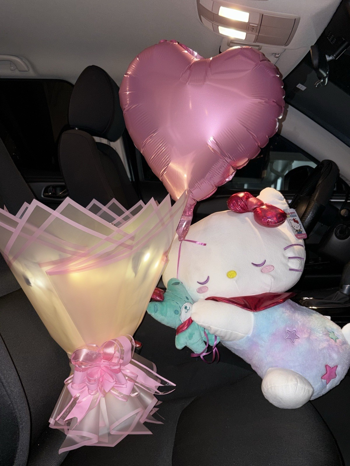 Romantic Hello Kitty Gift Set with Heart Balloon & Lighted Bouquet