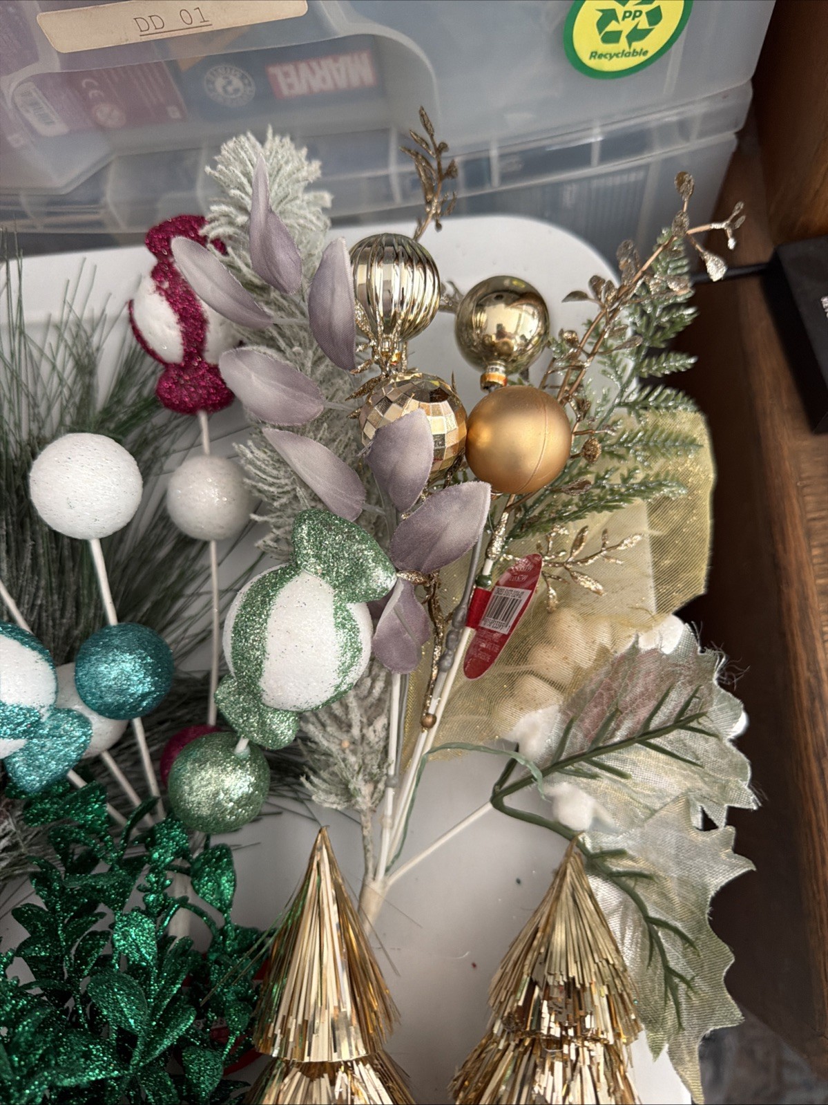 BEAUTIFUL HUGE LOT OF 10 PIECES OF FLORAL DECOR FOR THE HOLIDAY SEASON.