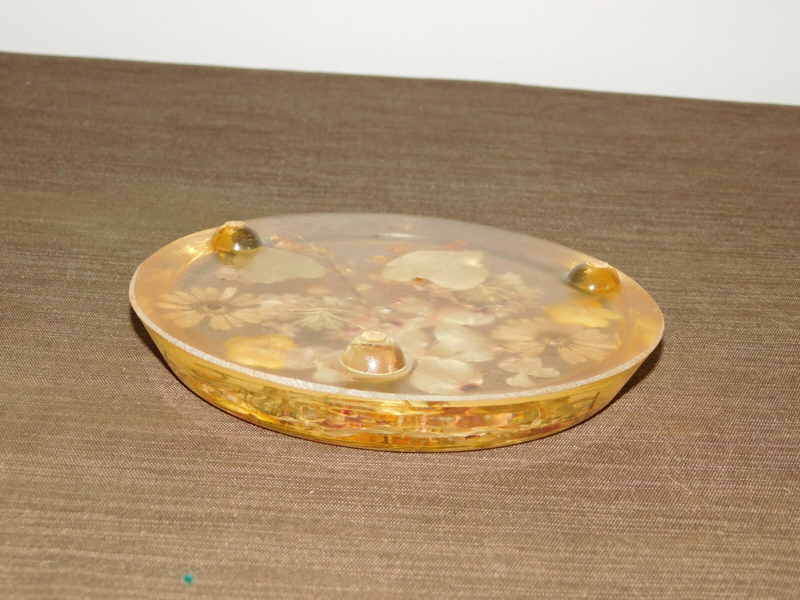 VINTAGE KITCHEN 6 1/2″ DRIED FLOWERS STEMS LEAVES CANDLE HOLDER LUCITE TRIVET