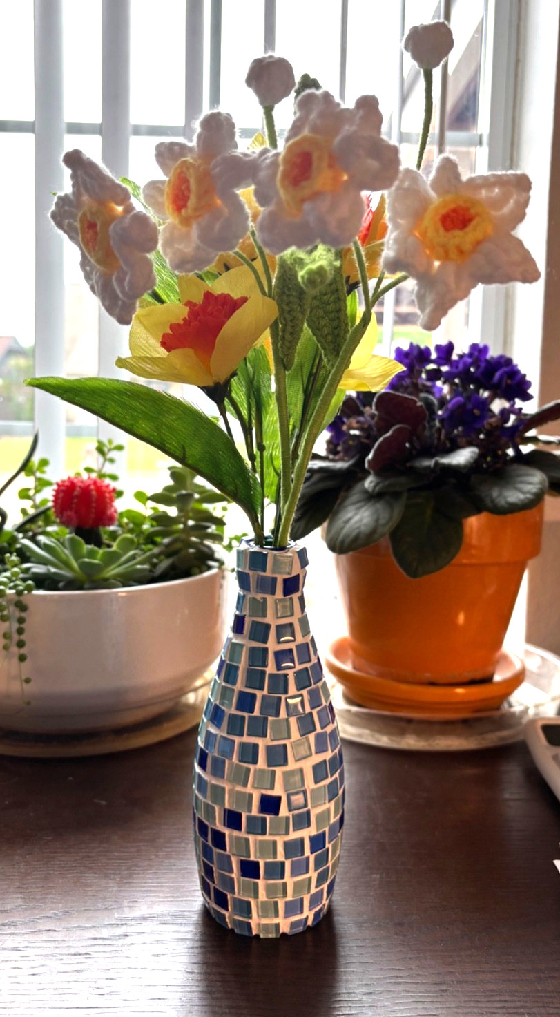 Crochet Daffodil Flower Bouquet 16.5″ Tall & Mosaic Handmade 7.5″ Blue Bud Vase