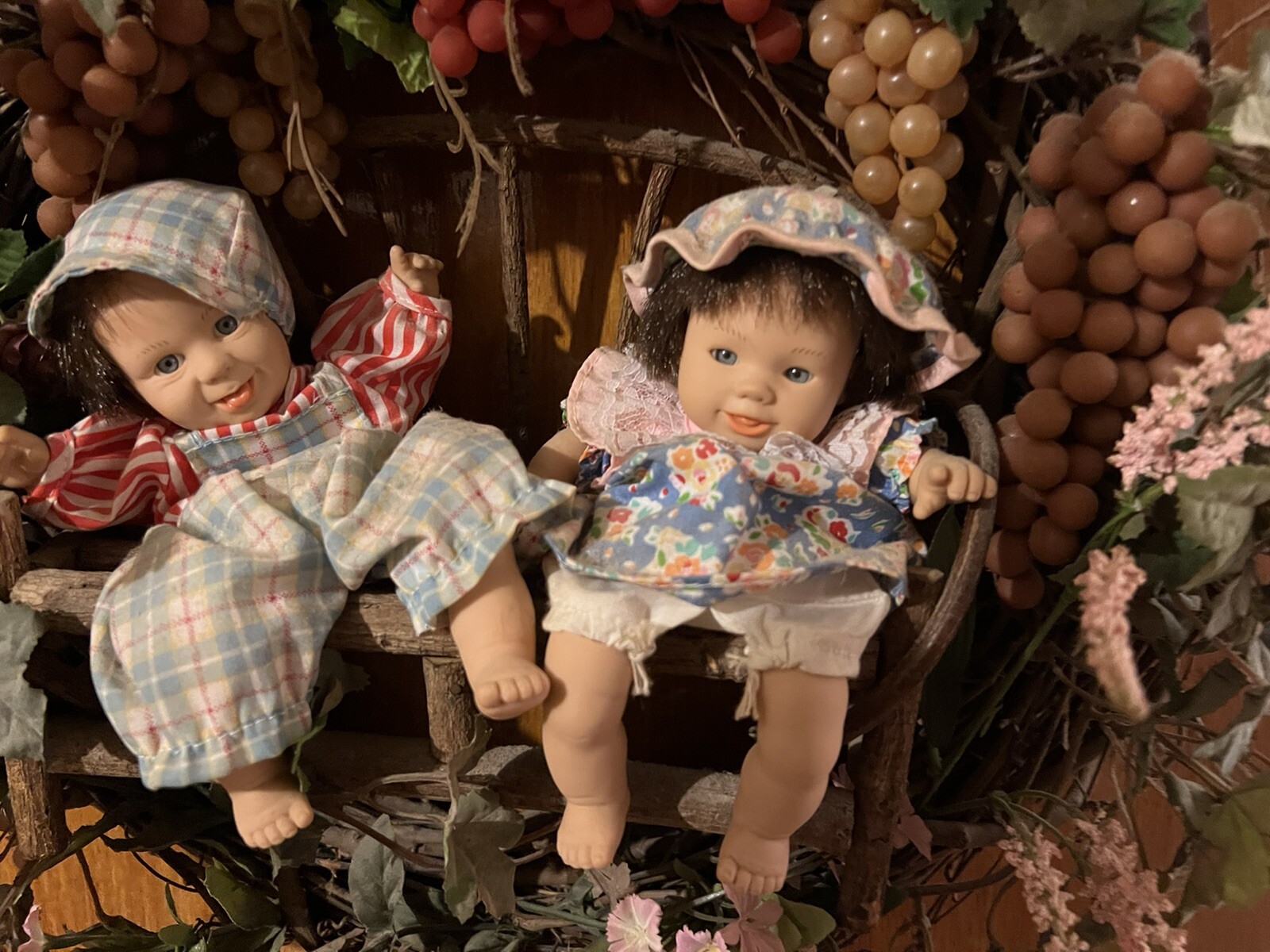 “WREATH”Floral Vinyl Twin Children Sitting In Center Of Wreath, 17”