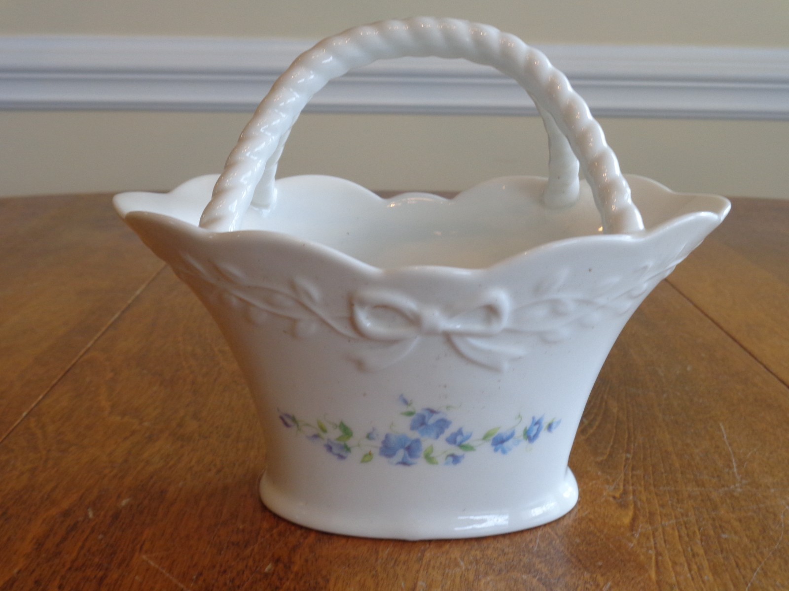 MIKASA FLORAL VINE SMALL CHINA BASKET