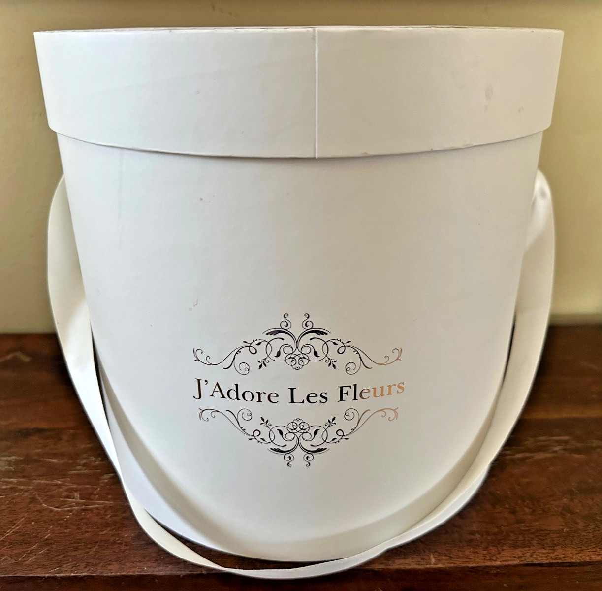 “J’adore Les Fleurs” Premium Quality Round Floral Flower Gift Box w/ Lid White