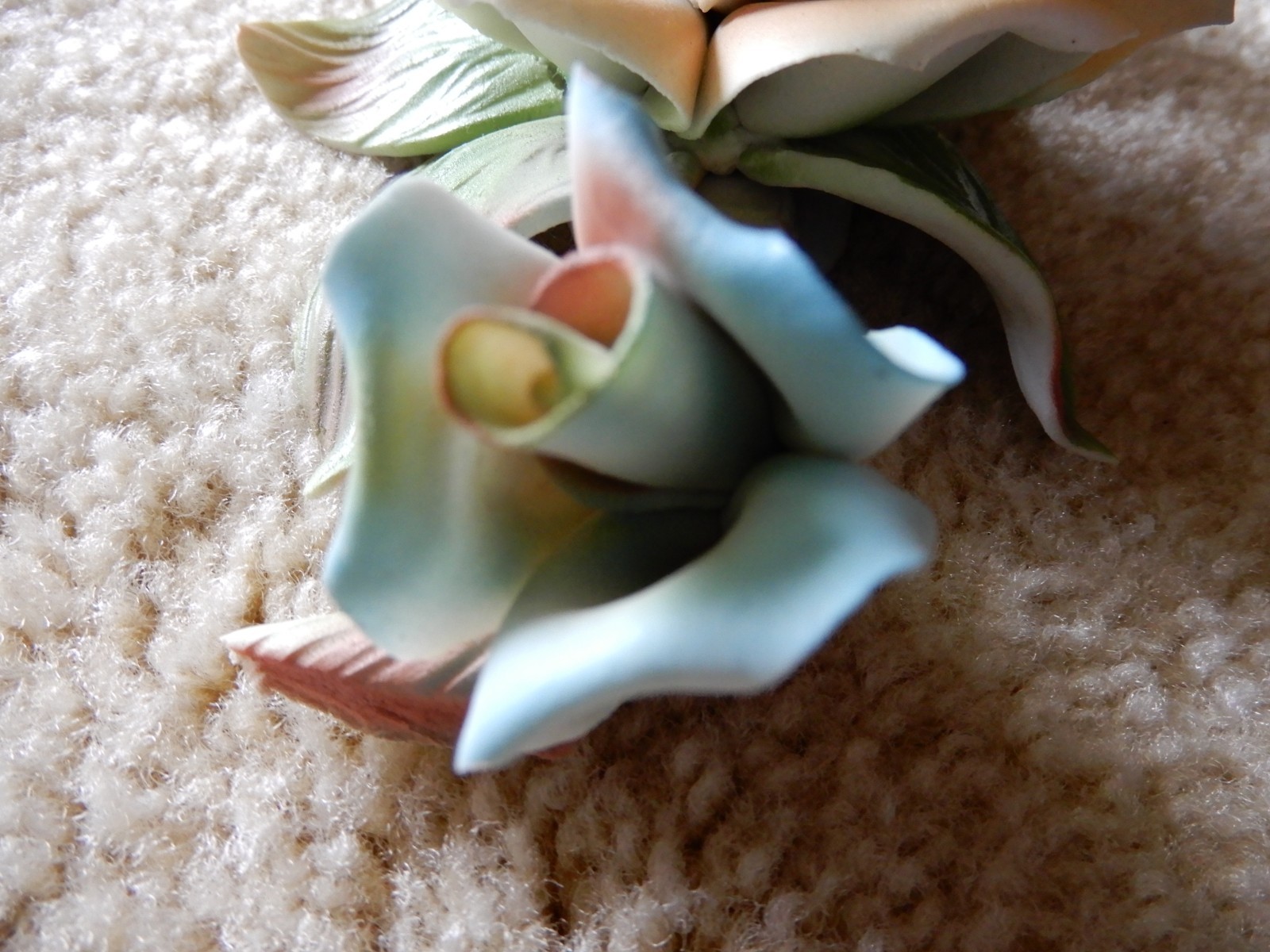 BEAUTIFUL BLUES YELLOW FLOWER SCULPTURE TABLE TOP DECORATION 7 1/2 INCHES LONG
