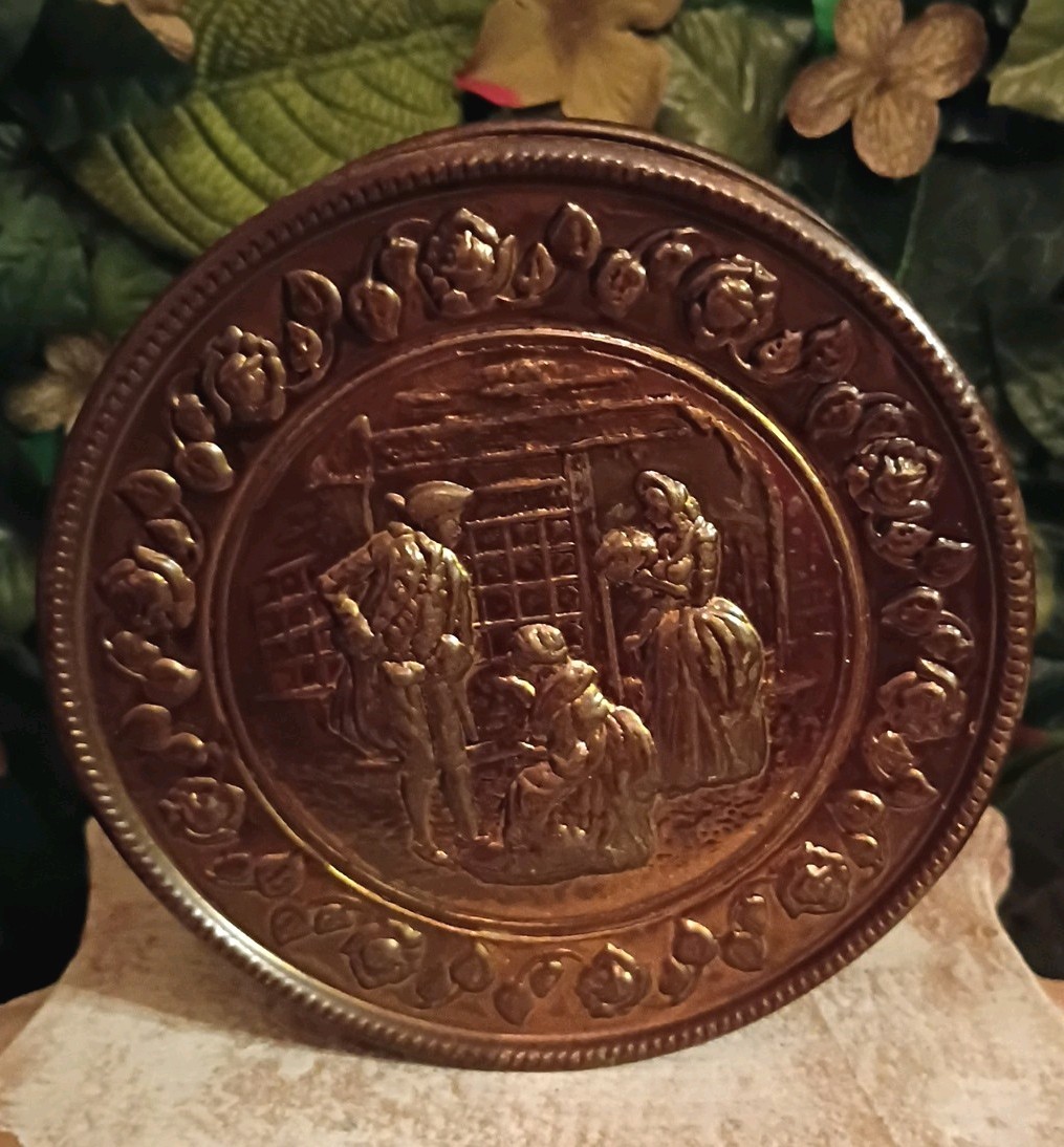 VTG Old English Brass Repousse Wall Pocket Mid Century Made In England 5.5in