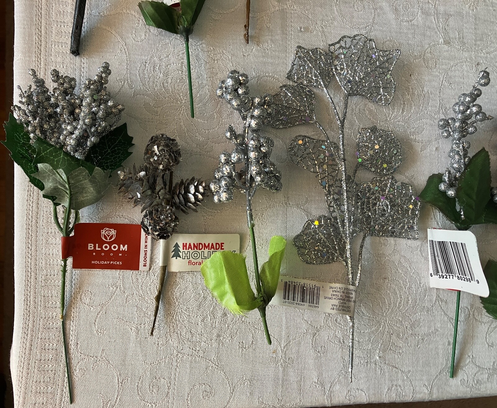 FANTASTIC LOT OF 22 PIECES OF FLORAL DECOR FOR THE HOLIDAY SEASON.