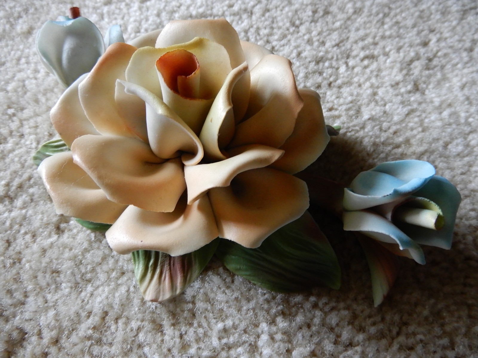 BEAUTIFUL BLUES YELLOW FLOWER SCULPTURE TABLE TOP DECORATION 7 1/2 INCHES LONG