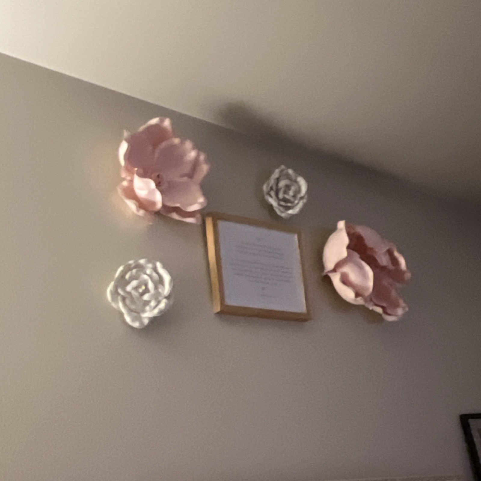 10cm Artificial Rose Flower Display Decor NEW surrounding a printed mesh. Frame