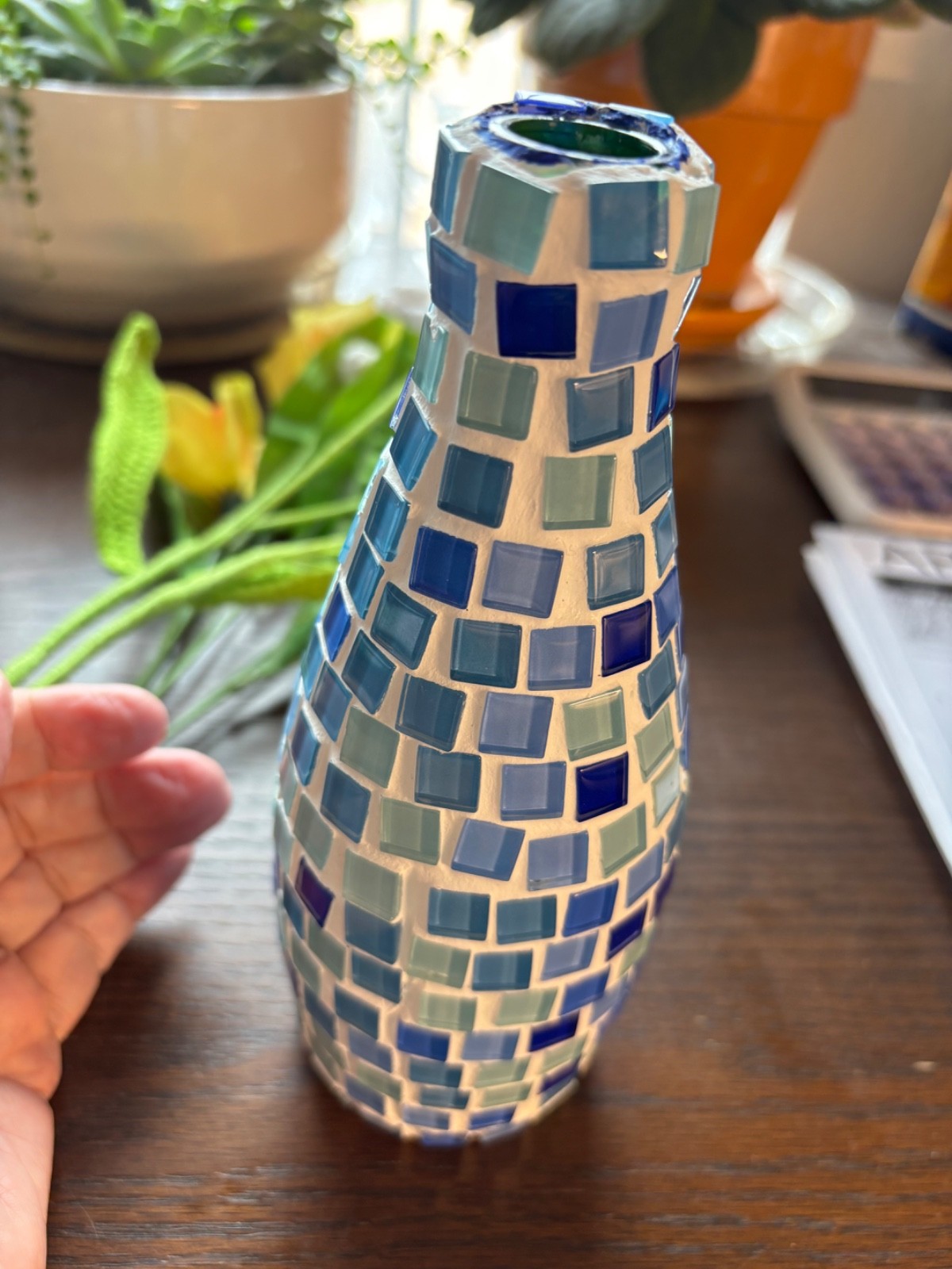 Crochet Daffodil Flower Bouquet 16.5″ Tall & Mosaic Handmade 7.5″ Blue Bud Vase
