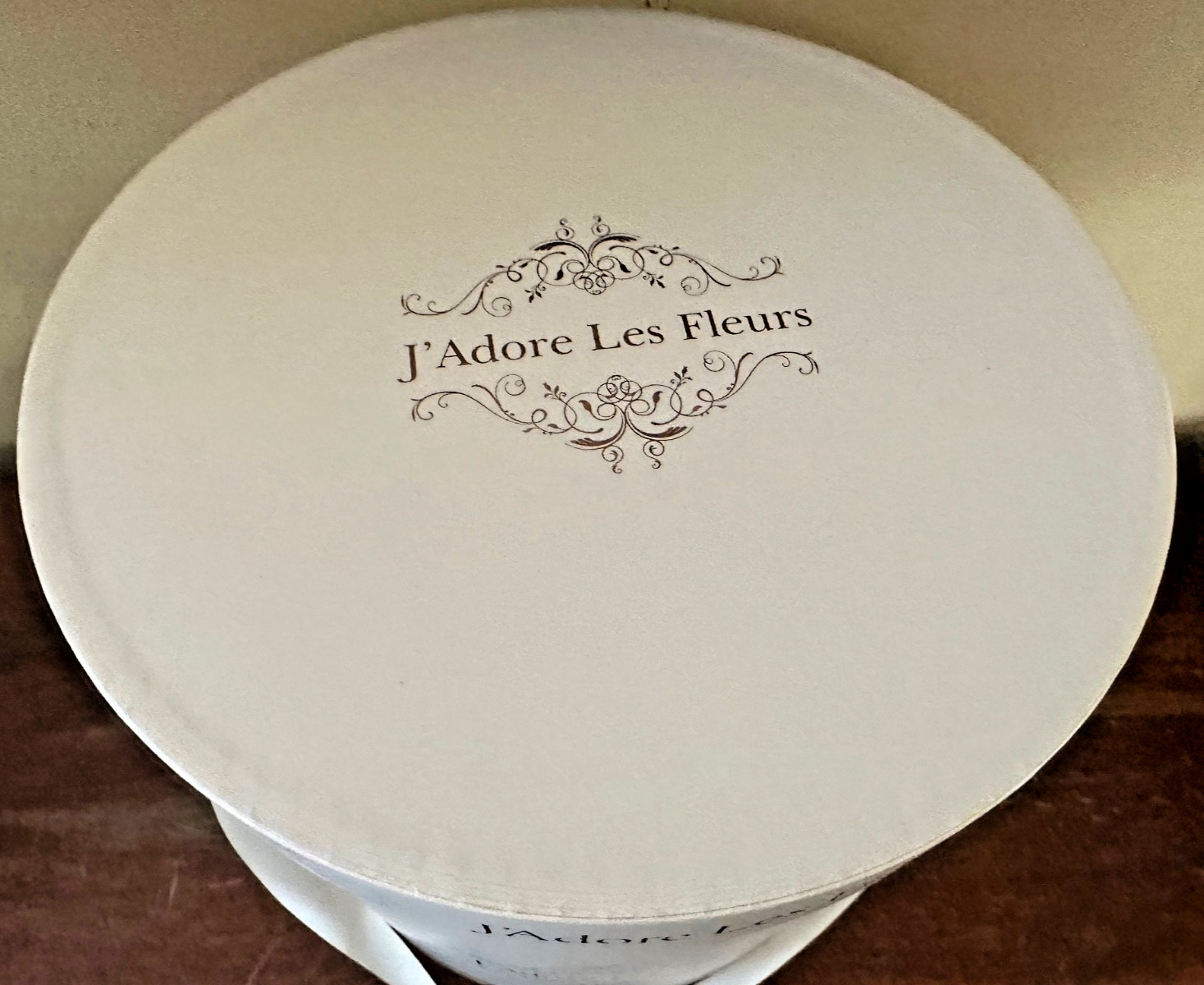 “J’adore Les Fleurs” Premium Quality Round Floral Flower Gift Box w/ Lid White