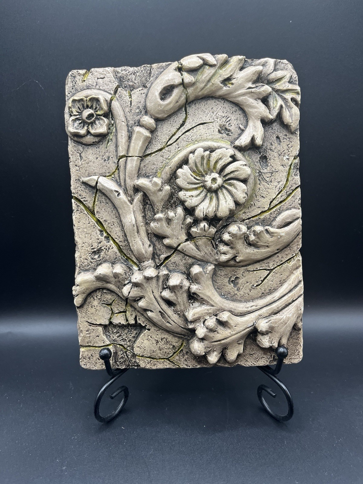 3D WALL HANGING RESIN DISTRESSED FLORAL DESIGN 7 3/4″x 6″