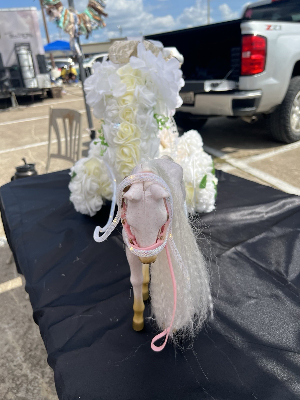 Princess Floral Carriage Decoration. Help her to get the ball on time.