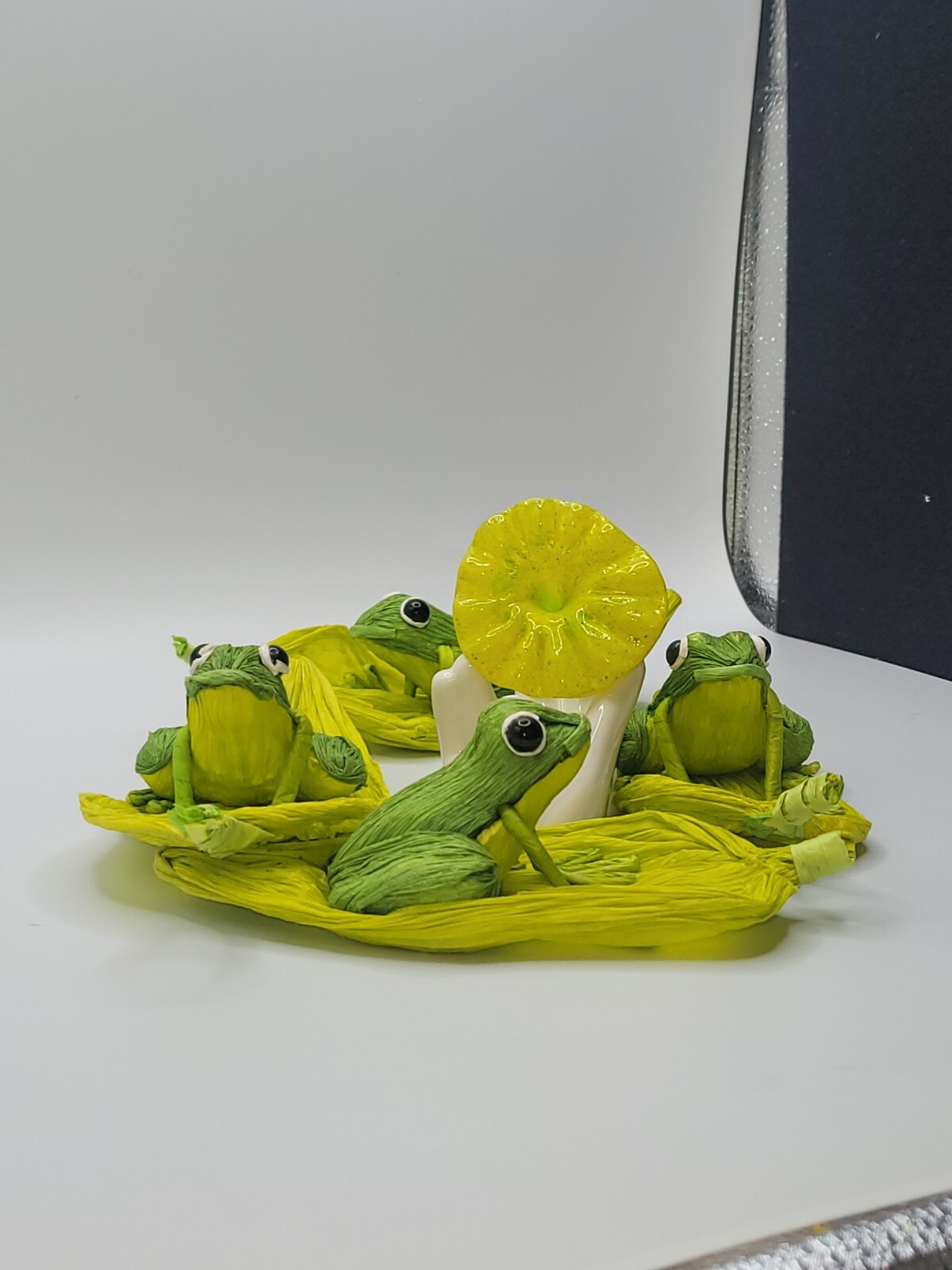 S/4 Handcrafted Crepe Paper Lifelike Frog/Lily Pad •Sturdy Colorful Decor Accent