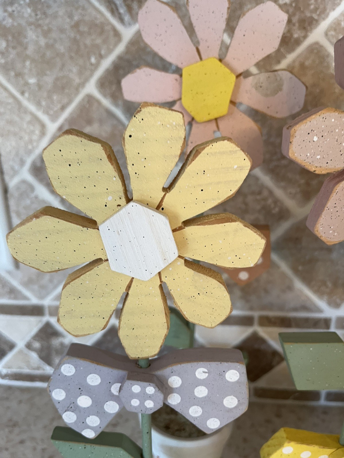 Floral wooden display flower pots and daisy’s. 6 in set. Window seal display