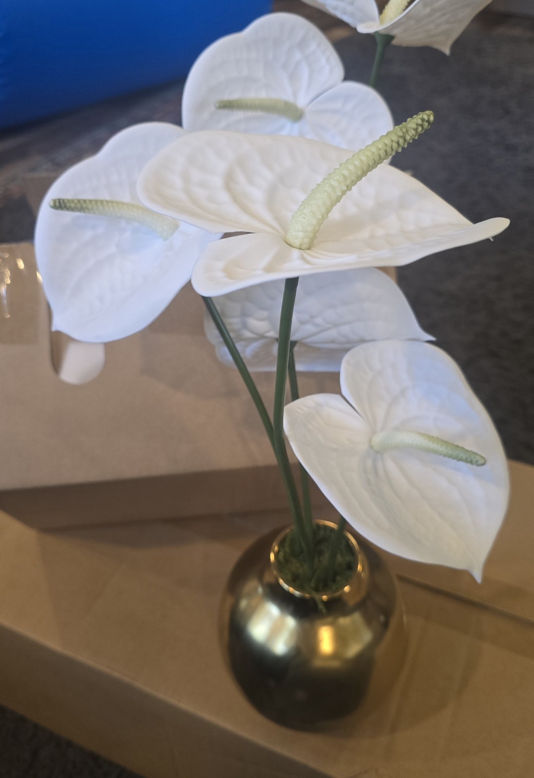 13065 Tabletop Arrangement Gold Vase With Beautiful White Lilly artificial New