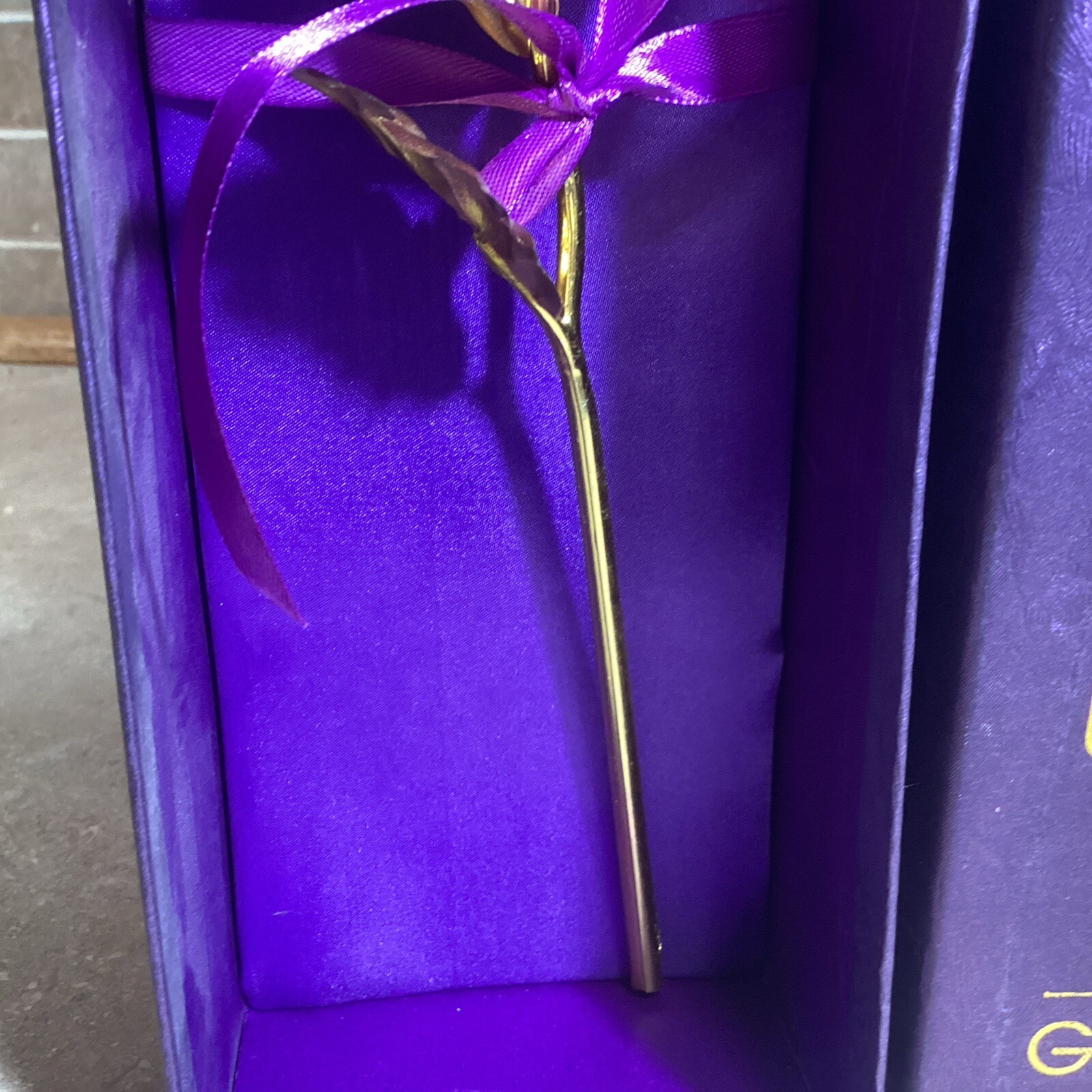 UniteStone 24kt Gold Foil Red Rose w/Gold Leaves 10″L, Lovely!