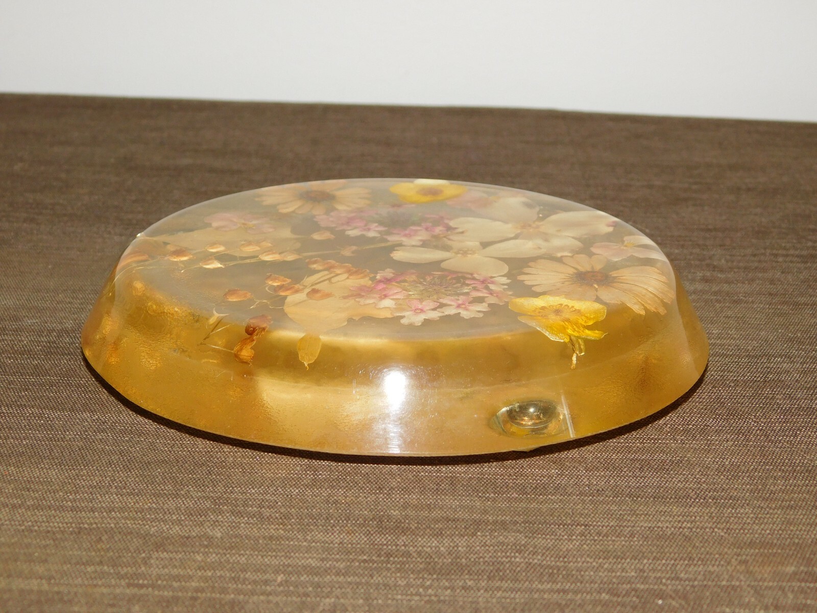 VINTAGE KITCHEN 6 1/2″ DRIED FLOWERS STEMS LEAVES CANDLE HOLDER LUCITE TRIVET