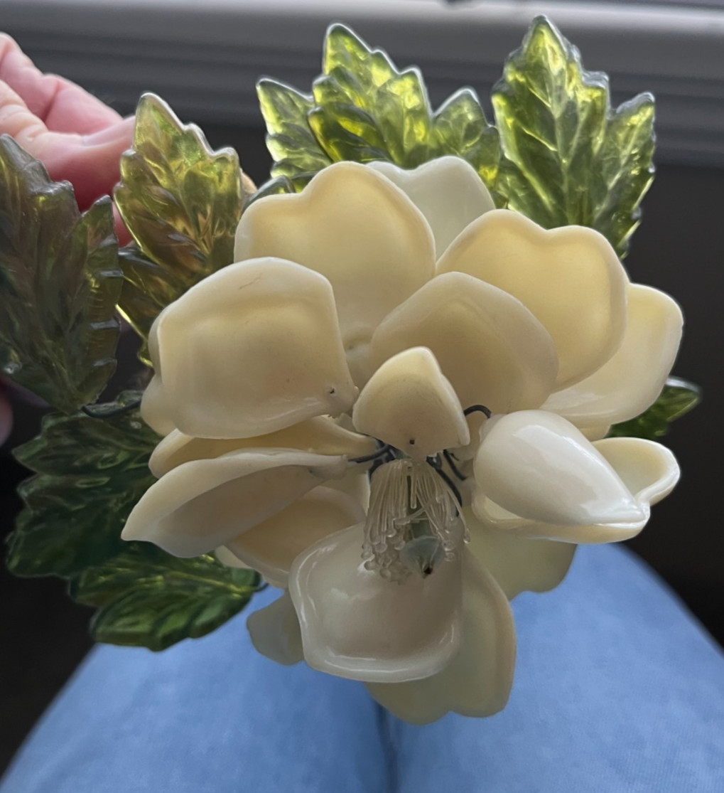 🌼VNTG 1960s LUCITE MAGNOLIA STEM • WHITE PETALS & GREEN LEAVES • WIRE‑WRAPPED