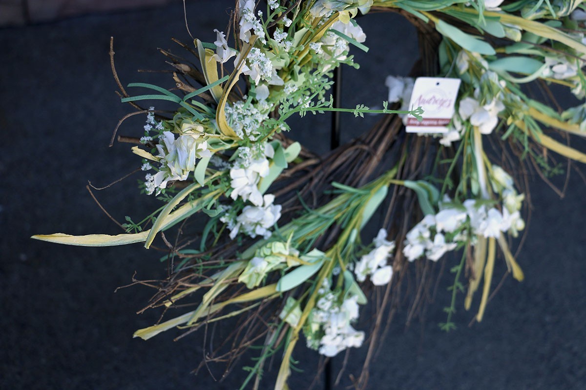 Floral Wreath 22 inch White Flowers Grapevine Twigs Artificial Greenery