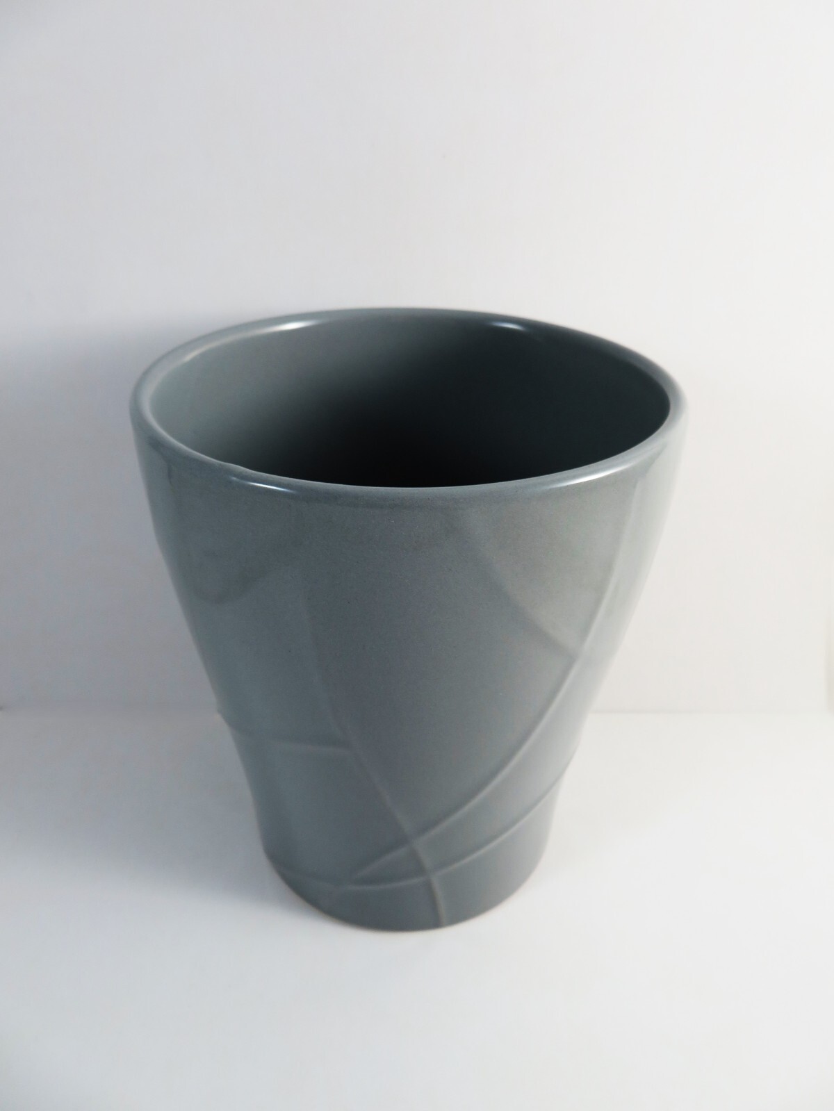 Ceramic Planter Curved Arc Lines Veined Exterior Gray Glossy Indoor 5.5 Inch