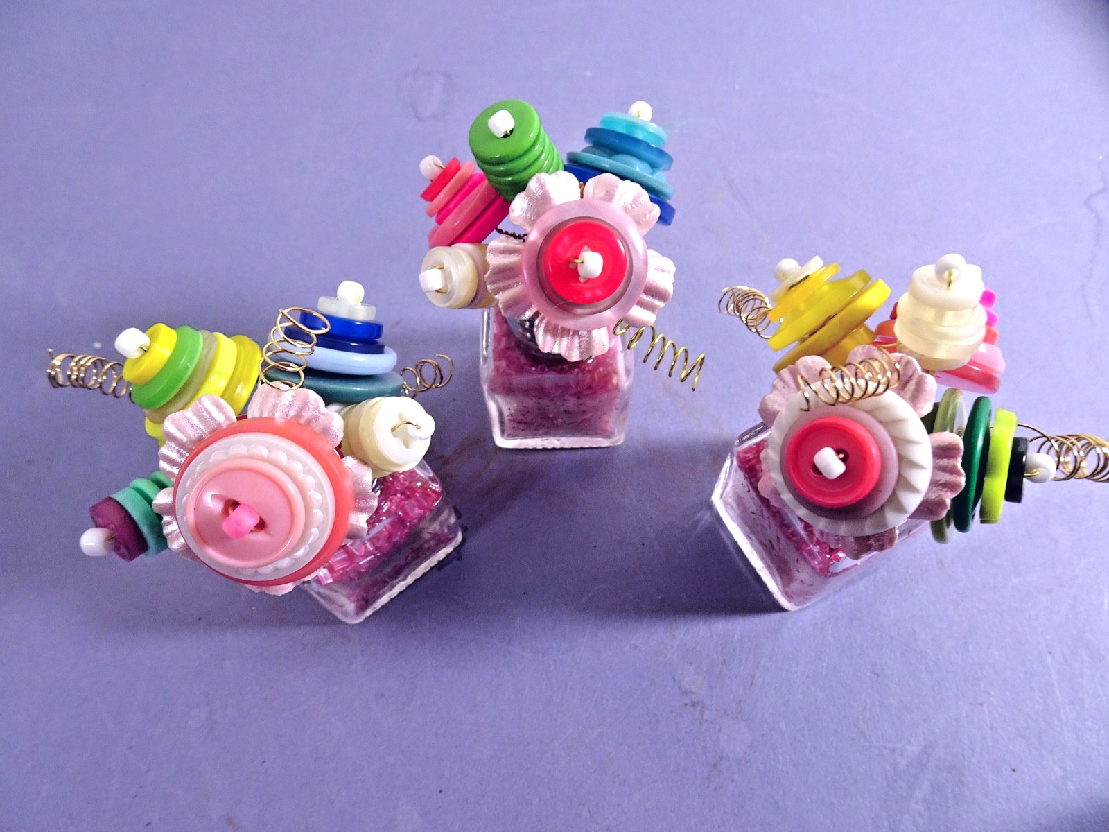 1 (+) Mini Salt Shaker BUTTON BOUQUET Blooms Flowers 3″ Handcrafted