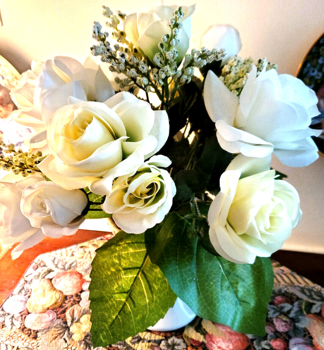 White and pale-yellow silk roses arrangement centerpiece in white vase