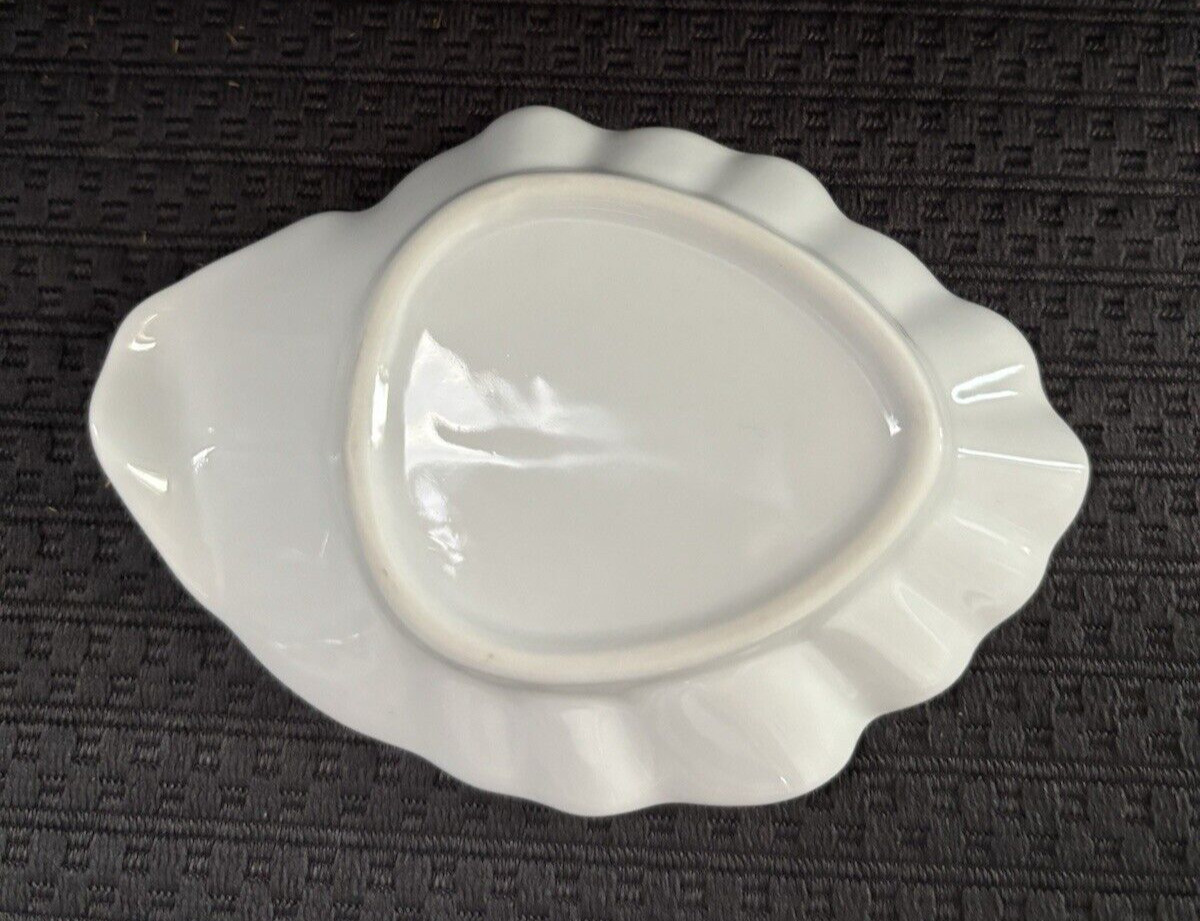Beautiful white ceramic shell soapdish 4.5 in in length-3.25 in width